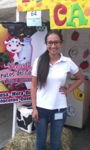 Daniela Caviedes, estudiante de grado once, fabrica y comercializa yogurt y kumis casero.