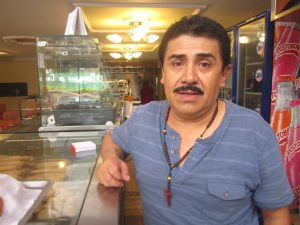 Luis Alonso, propietario de la panadería espera una pronta solución.
